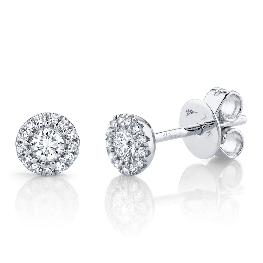 These diamond stud earrings feature round brilliant cut diamonds th...