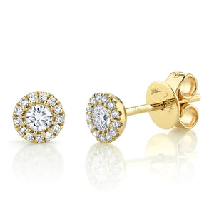 These diamond stud earrings feature round brilliant cut diamonds th...