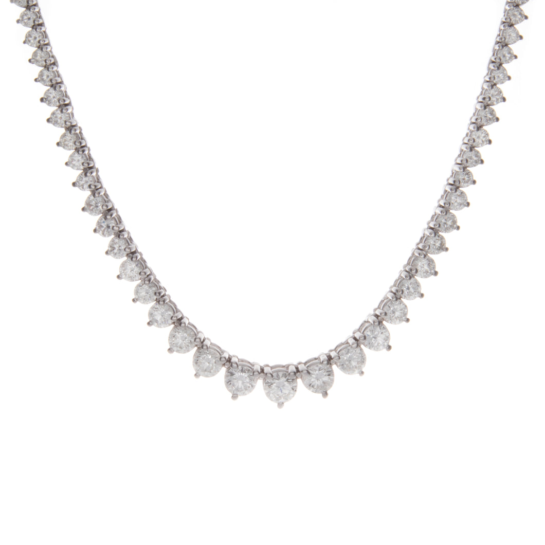 features round brilliant cut diamonds in varous sizes totaling 8.06ct