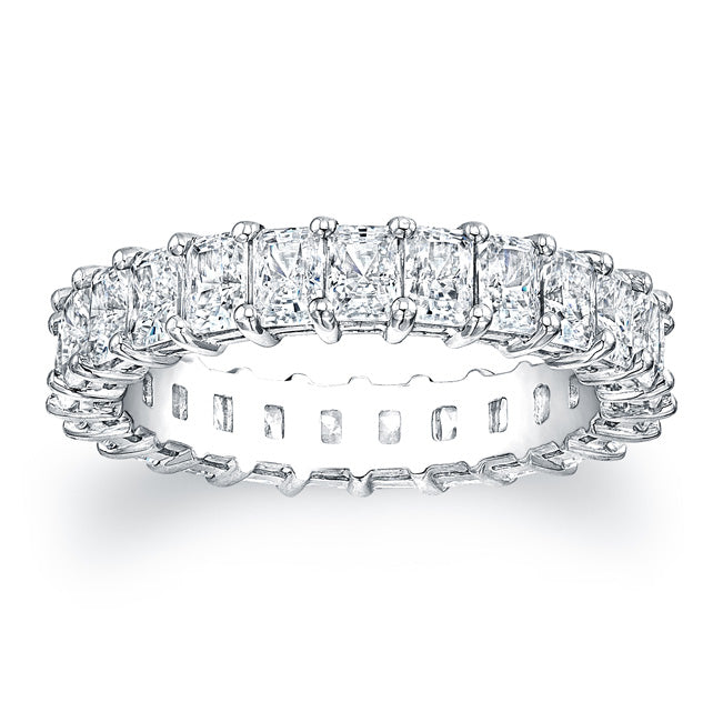 
Radiant cut diamonds are set in a continuous circle using shared p...