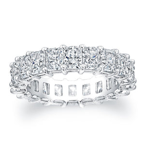 
Radiant cut diamonds are set in a continuous circle using shared p...