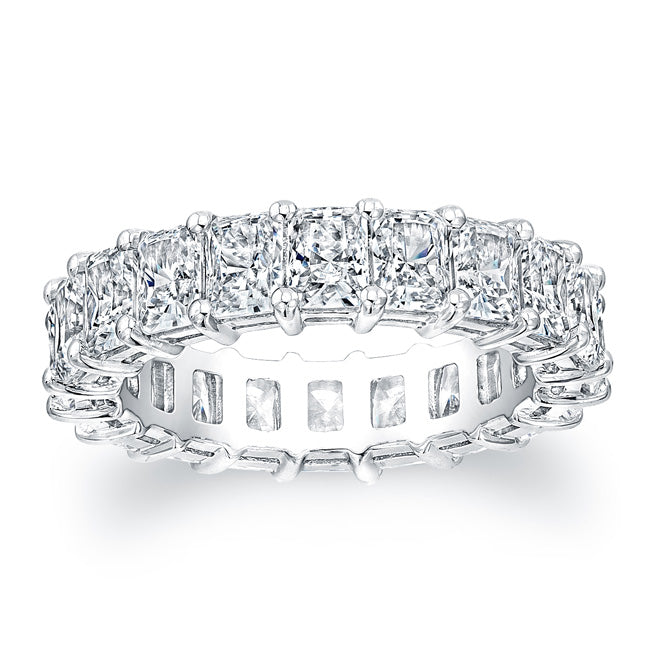 
Radiant cut diamonds are set in a continuous circle using shared p...