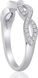 This diamond wedding band from our Signature Collection features pa...