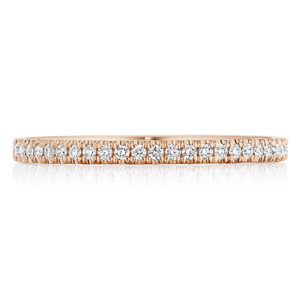 This band from Tacori features pave set round brilliant cut diamond...